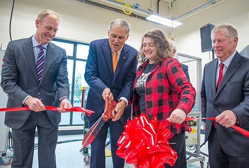  Gov. Jay Inslee (center), The Boeing Company Senior Vice President, Supply Chain & Operations Pat Shanahan (left), EvCC AMTEC student Nicole Zupke and Everett Mayor Ray Stephanson cut a ribbon to celebrate the expansion of EvCC’s Advanced Manufacturing Training & Education Center (AMTEC).