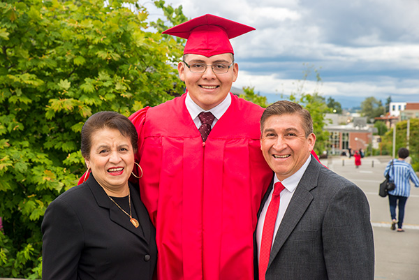 Alfredo Diaz-Rodriguez with his parents before graduation