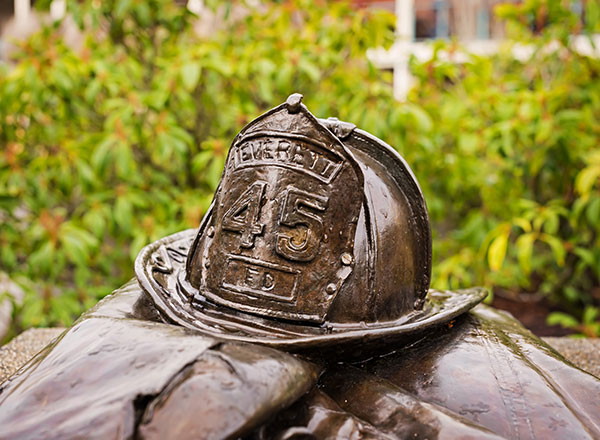 Memorial for Everett Firefighter Gary Parks with a firefighter hat and coat. 