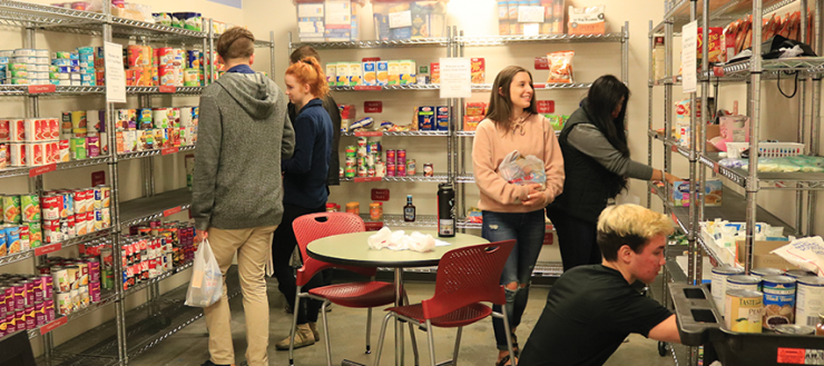 several students using the food pantry services